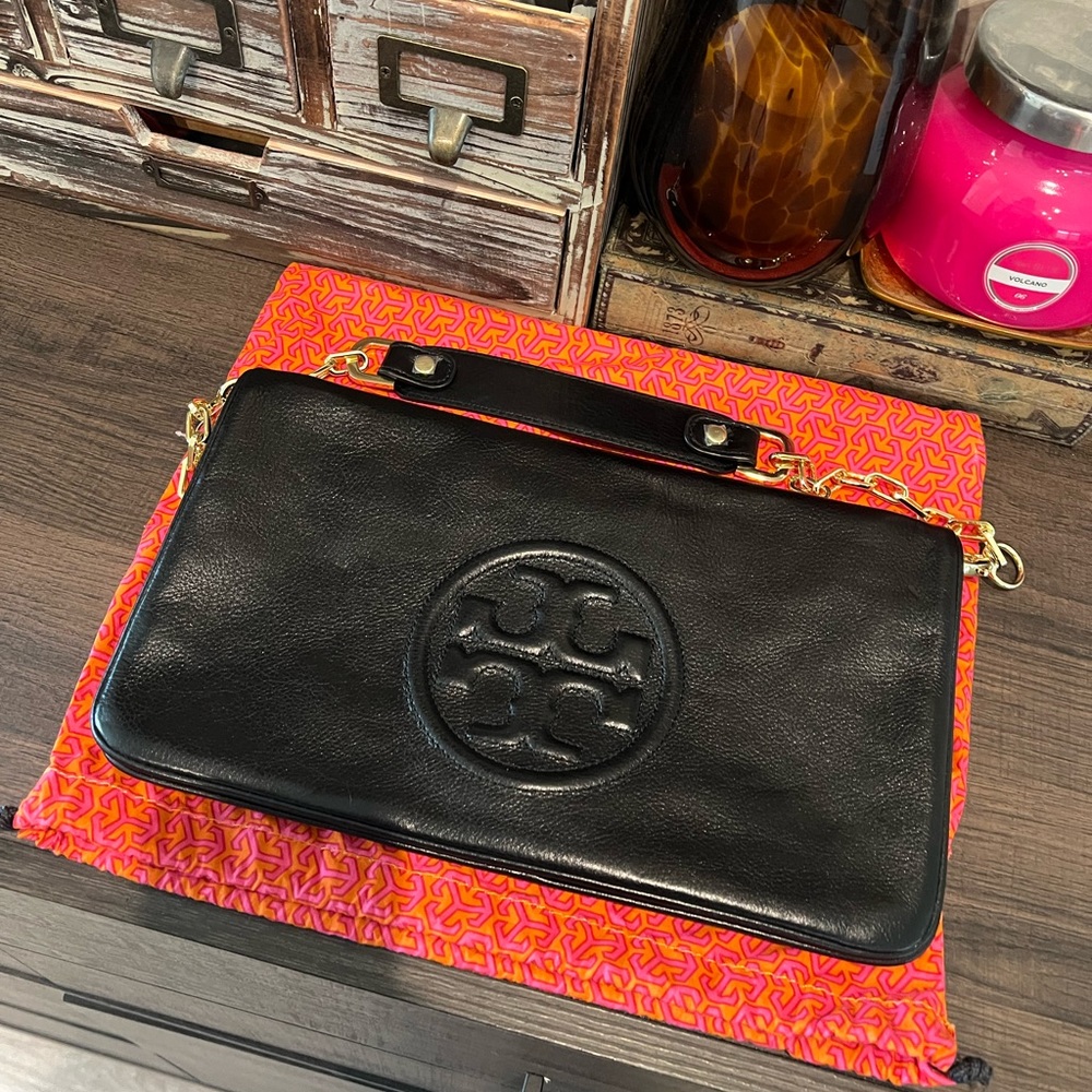 Tory Burch boutique bag. 🌸💕
 Leather. Like new. Used 2 times